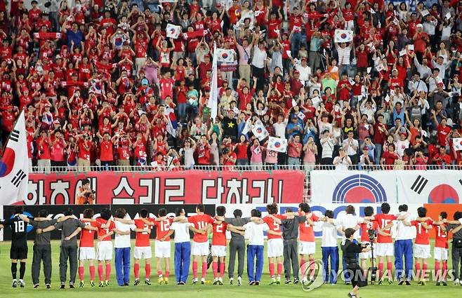 관중과 함께 기뻐하는 한국팀 (두바이=연합뉴스) 강종구 특파원 = 6일(현지시간) 두바이 알-막툼경기장에서 아랍에미리트를 꺾고 7회 연속 월드컵 본선 진출을 확정 지은 한국 축구대표팀 선수들이 관중들과 함께 승리를 축하하고 있다. 2009.6.7 inyon@yna.co.kr