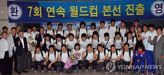 축구대표팀 월드컵 본선 진출 (영종도=연합뉴스) 이상학 기자 = 7회 연속 월드컵본선 진출에 성공한 축구대표팀  허정무 감독과 선수들이 7일 오후 영종도 인천공항을 통해 귀국, 기념촬영을 하고 있다. 2009.6.7 leesh@yna.co.kr