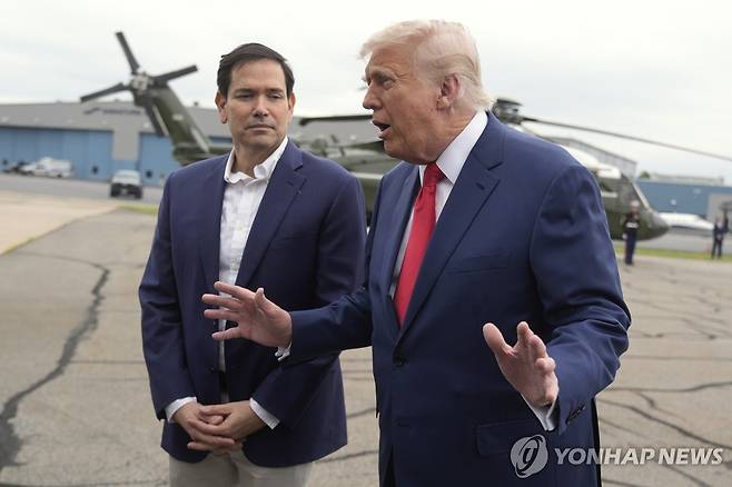 기자들과 대화하는 트럼프 미국 대통령 (모리스타운[美뉴저지주] AP=연합뉴스) 도널드 트럼프 미국 대통령이 8일(현지시간) 뉴저지주의 모리스타운 공항에서 캠프 데이비드로 이동하는 길에 기자들과 대화하고 있다. 2025.6.8