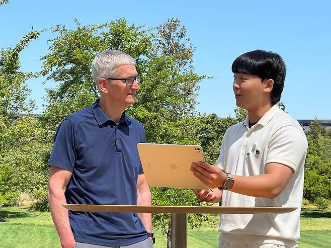 애플 팀 쿡 CEO와 한국인 대학생 한가온씨 (쿠퍼티노[미 캘리포니아주]=연합뉴스) 김태종 특파원 = 8일(현지시간) 오전 미 캘리포니아주 쿠퍼티노 애플 본사에서 대학생 앱 개발자 한가온(24) 씨가 팀 쿡 최고경영자(CEO)에게 자신이 개발한 앱을 소개하고 있고 있다. 2025. 6. 9 taejong75@yna.co.kr
