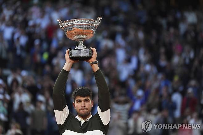 우승컵을 든 알카라스 [AP=연합뉴스]