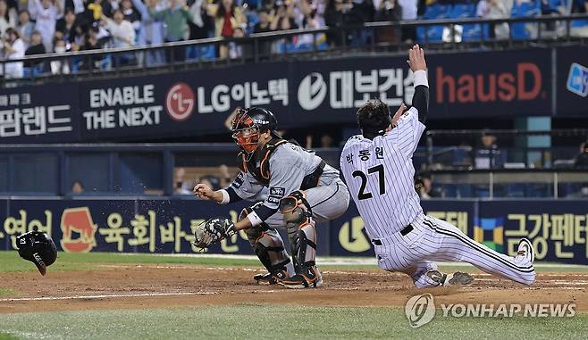 7회말 동점 만드는 LG (서울=연합뉴스) 김인철 기자 = 28일 서울 송파구 잠실야구장에서 열린 2025 프로야구 KBO리그 한화 이글스와 LG 트윈스의 경기. 7회말 2사 2, 3루 LG 박해민의 동점 적시타로 2루 주자 박동원이 홈에서 세이프되고 있다. 2025.5.28 yatoya@yna.co.kr