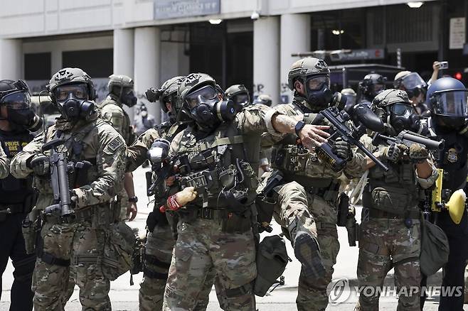 시위 진압에 동원된 캘리포니아 주방위군 [EPA 연합뉴스. 재판매 및 DB 금지]