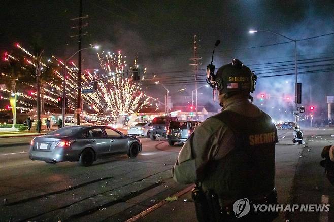 패러마운트 지역에서 시위대가 던진 폭죽이 폭발하는 모습 [AFP 연합뉴스 자료사진. 재판매 및 DB 금지]