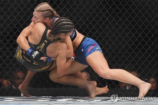 페냐를 넘어뜨리는 해리슨(오른쪽) [로이터=연합뉴스]