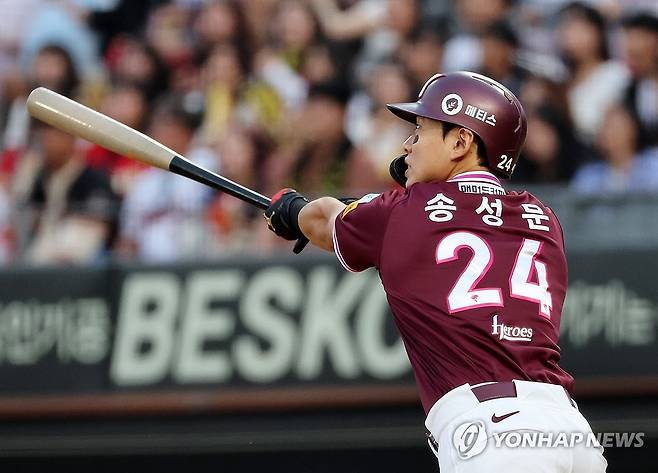 송성문, 선제 2타점 2루타 (광주=연합뉴스) 조남수 기자 = 27일 광주 기아챔피언스필드에서 열린 프로야구 키움 히어로즈와 KIA 타이거즈의 경기. 키움 송성문이 2회초 2사 2, 3루에서 2타점 2루타를 때리고 있다. 2025.5.27 iso64@yna.co.kr