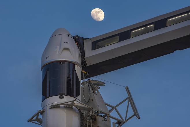 팰컨9에 장착돼 있는 크루 드래건 [스페이스X 제공. 재판매 및 DB 금지]