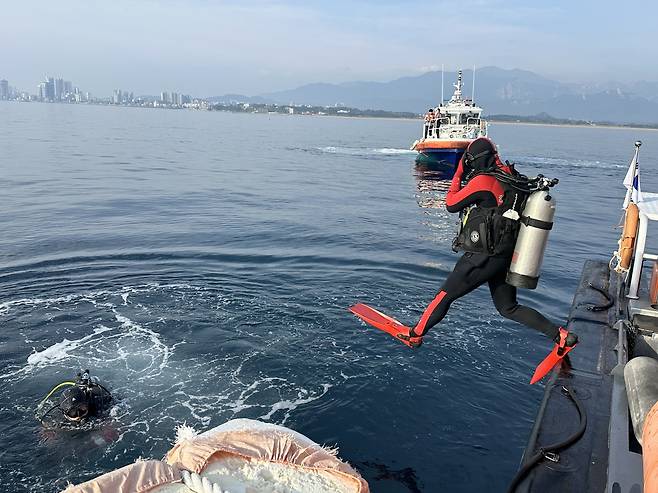 구조하는 속초해경 [속초해양경찰서 제공. 재판매 및 DB 금지]