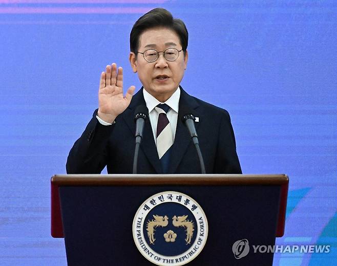 취임 선서하는 이재명 대통령 (서울=연합뉴스) 이재명 대통령이 4일 서울 여의도 국회에서 열린 제21대 대통령 취임선서식에서 취임 선서를 하고 있다. 2025.6.4 [국회사진기자단] photo@yna.co.kr