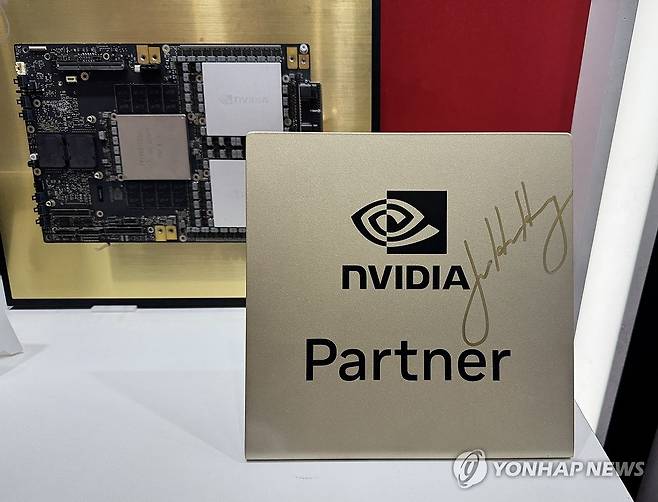 젠슨 황 엔비디아 CEO가 SK하이닉스 제품에 남긴 사인 (타이베이=연합뉴스) 강태우 기자 = 젠슨 황 엔비디아 CEO가 지난 20일 대만 타이베이 난강 전시관에서 열린 '컴퓨텍스 2025'에서 SK하이닉스 부스를 찾아 전시된 엔비디아 파트너 사인을 남겼다. 2025.5.21 burning@yna.co.kr