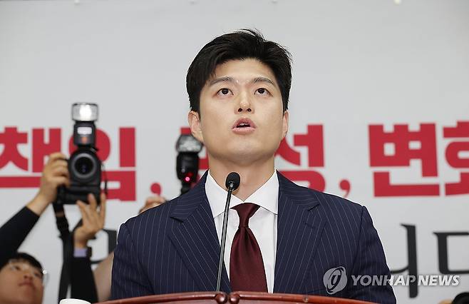 발언하는 김용태 비상대책위원장 (서울=연합뉴스) 박동주 기자 = 국민의힘 김용태 비상대책위원장이 9일 서울 여의도 국회에서 열린 의원총회에서 발언하고 있다. 2025.6.9 pdj6635@yna.co.kr