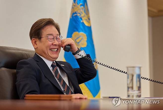 이재명 대통령, 일본 총리와 통화 (서울=연합뉴스) 이재명 대통령이 9일 서울 용산 대통령실에서 이시바 시게루 일본 총리와 전화 통화를 하고 있다. 2025.6.9 [대통령실 제공. 재판매 및 DB 금지] photo@yna.co.kr