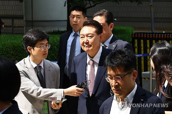 내란혐의 6차 공판 출석하는 윤석열 전 대통령 (서울=연합뉴스) 윤석열 전 대통령이 9일 서울 서초구 서울중앙지방법원에서 열린 내란 우두머리 혐의·직권남용 권리행사 방해 혐의 사건 6차 공판에 출석하고 있다. 2025.6.9 [사진공동취재단] photo@yna.co.kr
