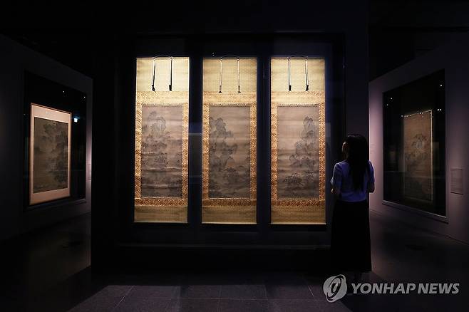 조선 전기 작품으로 재평가된 '산수도' (서울=연합뉴스) 강민지 기자 = 9일 서울 용산구 국립중앙박물관에서 열린 용산 개관 20주년 기념 특별전 '새 나라 새 미술: 조선 전기 미술 대전'에서 관계자들이 '산수도'를 둘러보고 있다. 전시는 15~16세기 도자, 서화, 불교미술 등을 선보인다. 2025.6.9 mjkang@yna.co.kr