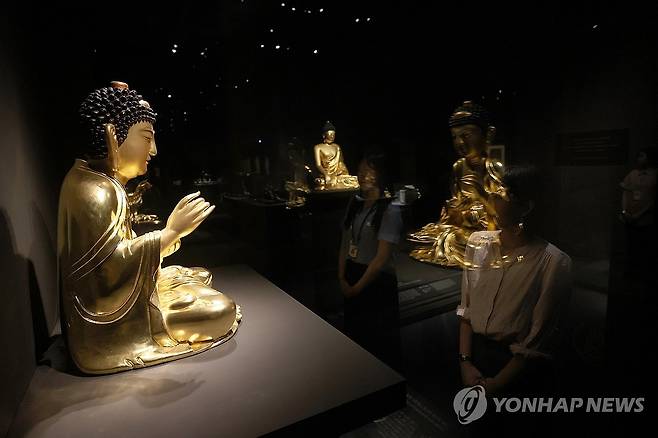 조선의 불교미술 (서울=연합뉴스) 강민지 기자 = 9일 서울 용산구 국립중앙박물관에서 관계자가 용산 개관 20주년 기념 특별전 '새 나라 새 미술: 조선 전기 미술 대전'을 둘러보고 있다. 전시는 15~16세기 도자, 서화, 불교미술 등을 선보인다. 2025.6.9 mjkang@yna.co.kr