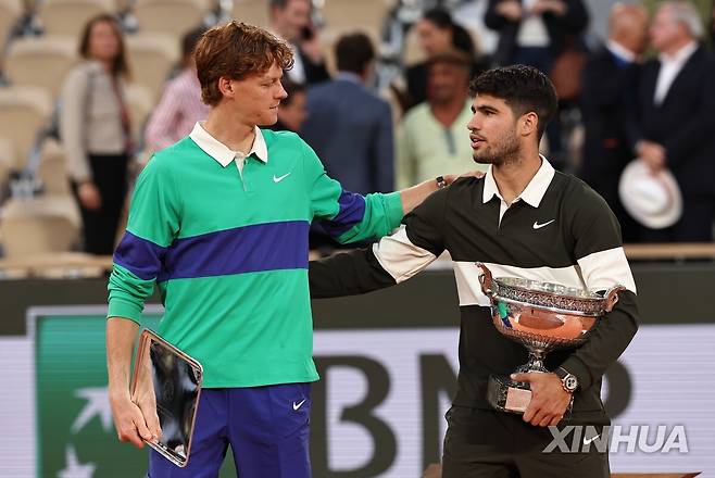 시상식에서 서로 격려하는 신네르(왼쪽)와 알카라스 [신화=연합뉴스]