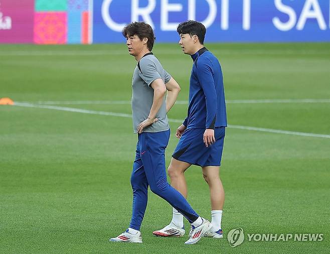 대화 나누는 홍명보 감독-손흥민 (서울=연합뉴스) 류영석 기자 = 대한민국 축구 국가대표팀 홍명보 감독과 손흥민이 쿠웨이트와의 2026 북중미 월드컵 아시아 3차 예선 최종전을 하루 앞둔 9일 서울월드컵경기장에서 훈련 중 대화를 나누고 있다. 2025.6.9 ondol@yna.co.kr