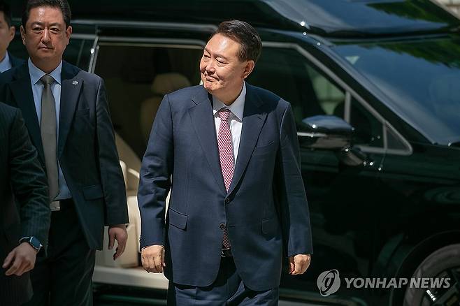 윤석열 전 대통령, 내란혐의 6차 공판 출석 (서울=연합뉴스) 윤석열 전 대통령이 9일 서울 서초구 서울중앙지방법원에서 열린 내란 우두머리 혐의·직권남용 권리행사 방해 혐의 사건 6차 공판에 출석하고 있다. 2025.6.9 [사진공동취재단] photo@yna.co.kr