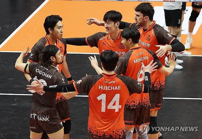 기뻐하는 OK저축은행 선수들 (안산=연합뉴스) 홍기원 기자 = 13일 경기도 안산상록수체육관에서 열린 프로배구 V리그 남자부 OK저축은행 읏맨과 현대캐피탈 스카이워커스의 경기. 득점에 성공한 OK저축은행 선수들이 기뻐하고 있다. 2025.2.13 xanadu@yna.co.kr