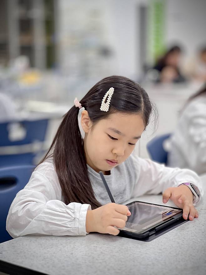 ‘노벨+디지털 드로잉 대회’에 참여한 한 학생이 학교에 보급된 스마트기기를 사용해 그리기 앱으로 주제에 맞는 그리기에 열중하고 있다.