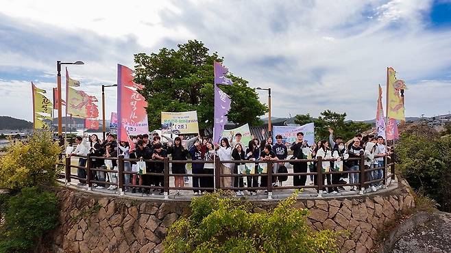 목포 목상고등학교 학생들이 지난해 10월 삼학도 전망대에서 직접 제작한 ‘목상 민주평화길’ 책자를 바탕으로 민주평화길 걷기 프로그램을 진행하며 순천복성고등학교 학생들과 역사적 의미를 나누고 있다.<전남도교육청 제공>