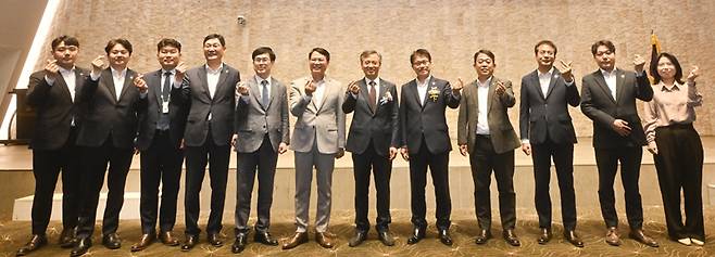 지난달 30일 열린 제15기 인재육성 장학생 장학증서 수여식에서 광주문화신협 임원진들이 기념촬영을 하고 있다.