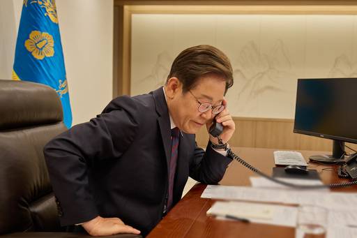 이재명 대통령이 10일 서울 용산 대통령실에서 시진핑 중국 국가주석과 전화 통화를 하고 있다. /연합뉴스 제공