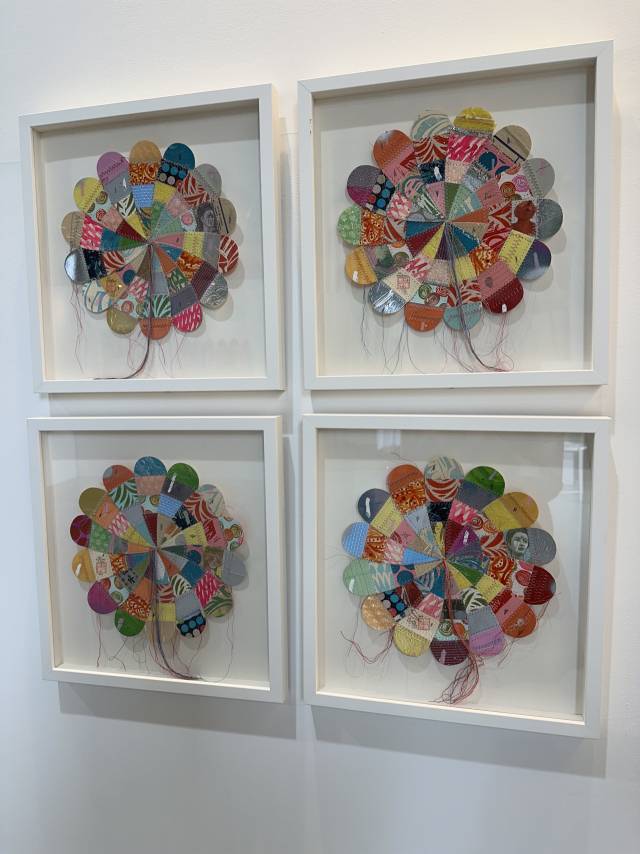 토마스 캠벨의 'Framed Sewn Flowers'(2025). 김은영 기자