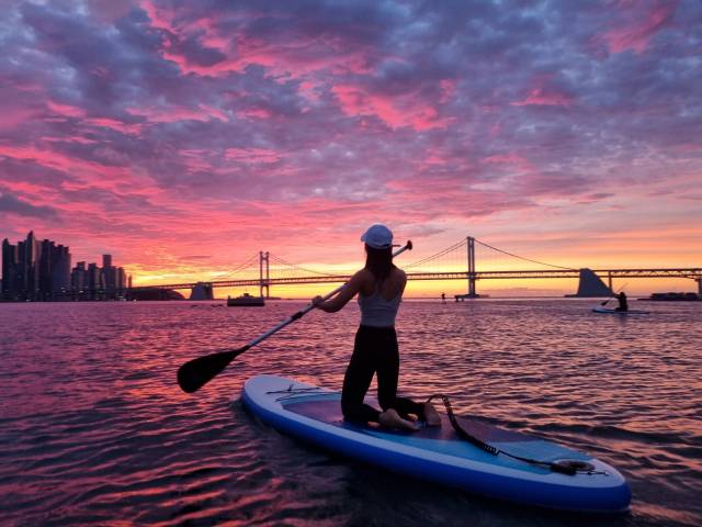광안리해수욕장의 패들보더. 수영구청 제공