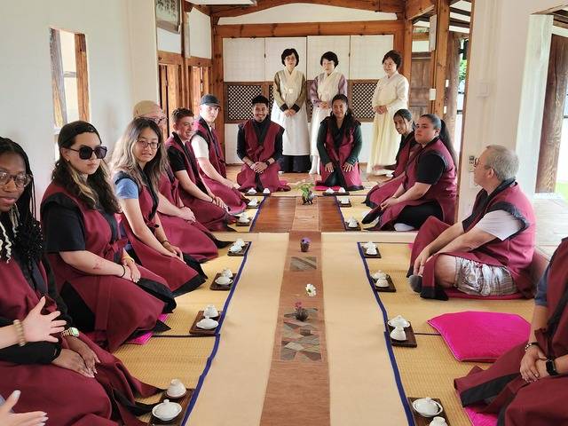 신라문화원이 서악마을에서 외국인들을 상대로 다도체험 프로그램을 진행하고 있다. 신라문화원 제공