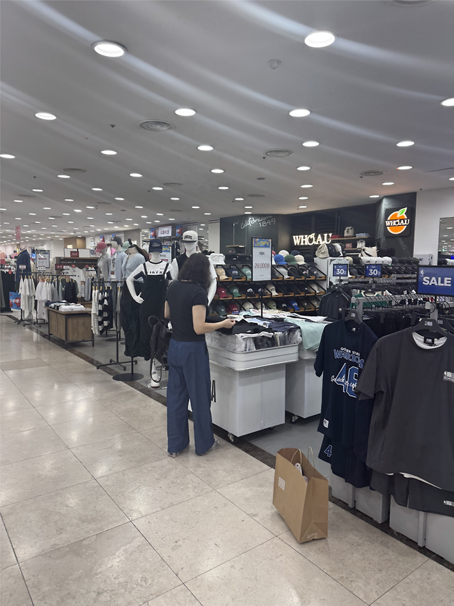 대구 모다아울렛에서 한 고객이 물건을 보고 있다. 이남영기자 lny0104@yeongnam.com