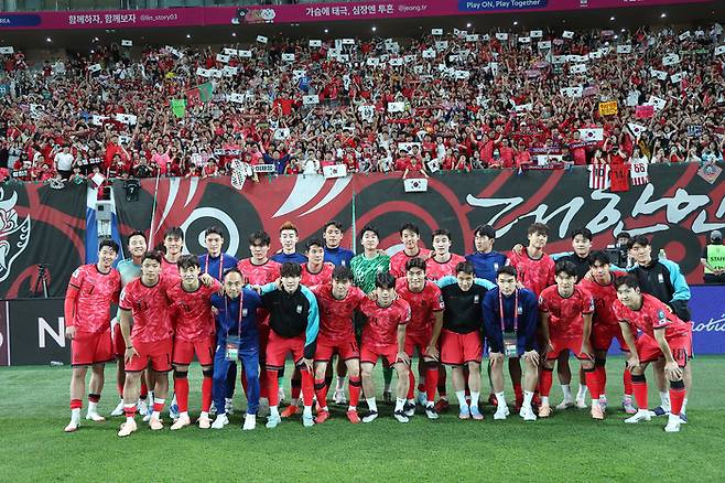 한국 축구 국가대표팀 선수들이 10일 서울월드컵경기장에서 열린 11회 연속 월드컵 본선 진출 축하 행사에서 관중들과 함께 기념촬영을 하고 있다. 연합뉴스