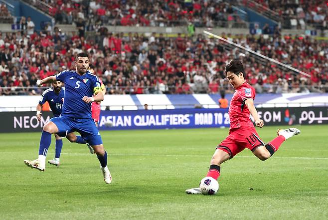 10일 서울월드컵경기장에서 열린 2026 북중미 월드컵 아시아 3차 예선 최종전 한국과 쿠웨이트의 경기. 이강인이 추가골을 넣고 있다.  연합뉴스