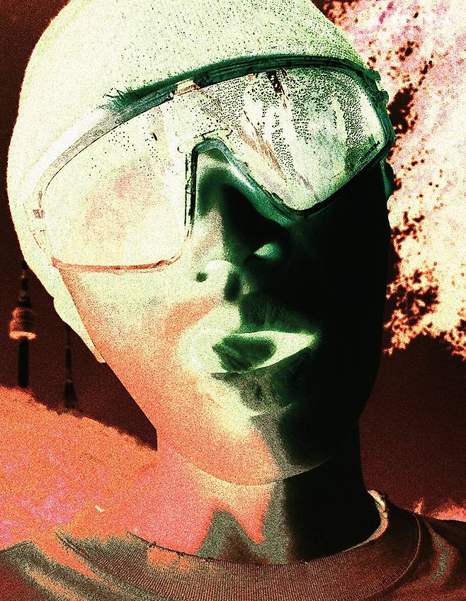 티셔츠 가격미정 새티스파이, 레터링 비니 7만원 살로몬, 고글 선글라스 33만7000원 오클리 by 에실로룩소티카 제품.