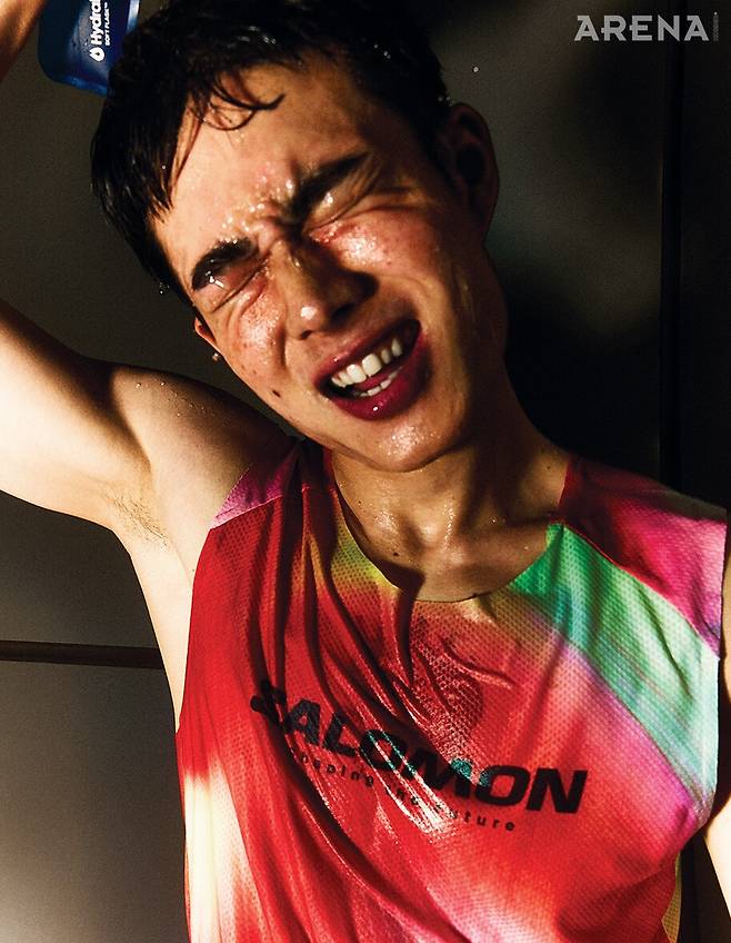 오로라 프린트 탱크톱 10만원·소프트 플라스크 4만5000원 모두 살로몬 제품.