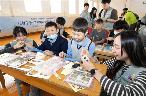 올해 5월 대한항공과 아시아나항공 임직원들이 몽골 현지 학교를 찾아 재능기부 봉사활동하는 모습/사진=대한항공 제공