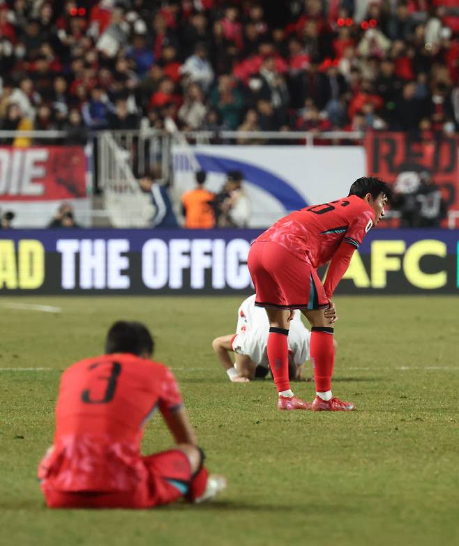 3월 25일 수원월드컵경기장에서 열린 2026 북중미 월드컵 아시아 3차 예선 요르단전 무승부 이후 허탈해 하는 선수들의 모습. 사진=연합뉴스