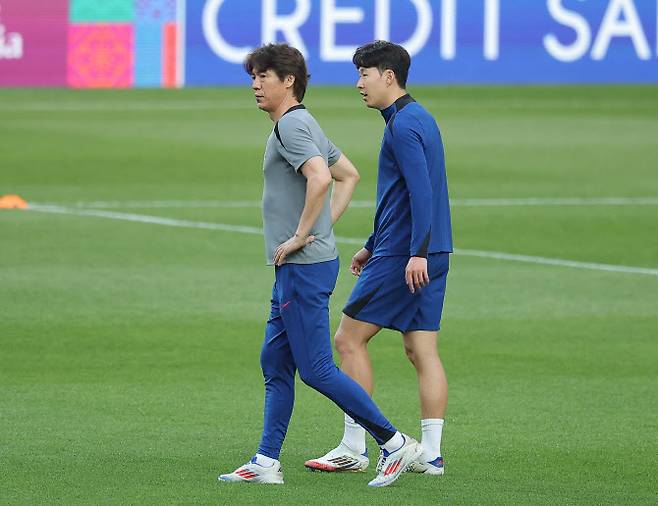 대한민국 축구 국가대표팀 홍명보 감독과 손흥민이 쿠웨이트와의 2026 북중미 월드컵 아시아 3차 예선 최종전을 하루 앞둔 9일 서울월드컵경기장에서 훈련 중 대화를 나누고 있다. 사진=연합뉴스