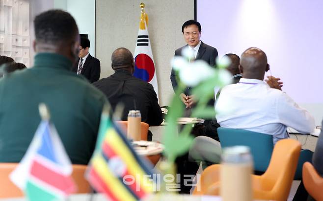 10일 디지털 교육 벤치마킹을 위해 경기도교육청을 찾은 아프리카 3개국 관계자들에게 임태희 경기도교육감이 인사말을 하고 있다.(사진=경기도교육청)