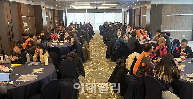 지난해 11월 28일 강원 정선 하이원리조트에서 열린 ‘2024 민주노총 정책대회’에 참석한 조합원들이 토론을 하고 있다.(사진=서대웅 기자)