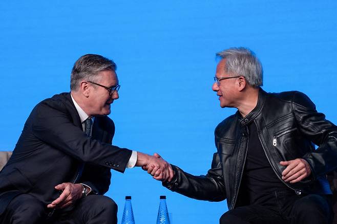 키어 스타머(왼쪽) 영국 총리와 젠슨 황 엔비디아 최고경영자(CEO)가 9일 영국 런던에서 열린 테크 위크 행사에서 악수하고 있다. (사진=afp)