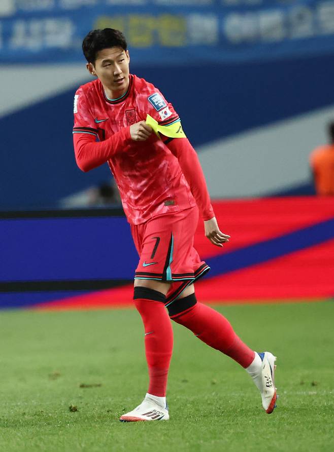 10일 서울월드컵경기장에서 열린 2026 북중미 월드컵 아시아 3차 예선 최종전 한국과 쿠웨이트의 경기. 후반전 한국 손흥민이 오현규 대신 교체 투입되고 있다. 사진=연합뉴스