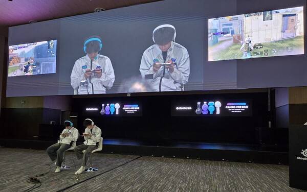 - 신제품을 '배틀그라운드 모바일'로 시연한 발키리 안재범 선수와 xly 남경민 선수