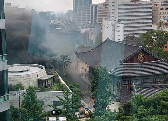 10일 오전 10시 22분쯤 서울 종로구 수송동의 조계사 내 국제회의장에서 불이 났다.〈사진=연합뉴스〉