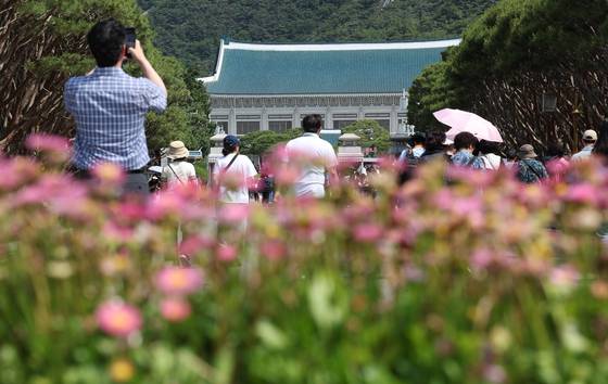 현충일인 지난 6일 서울 종로구 청와대 인근에서 시민들이 이동하고 있는 모습. 〈자료사진=연합뉴스〉