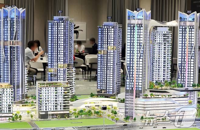 용산 정비창 전면1구역 시공자 선정을 약 2주 앞두고 수주경쟁이 치열한 양상을 띠고 있는 9일 서울 용산구 베르가모에 위치한 포스코이앤씨 홍보관에 복합 주거지역단지 모형이 전시돼 있다. 2025.6.9/뉴스1 ⓒ News1 이동해 기자