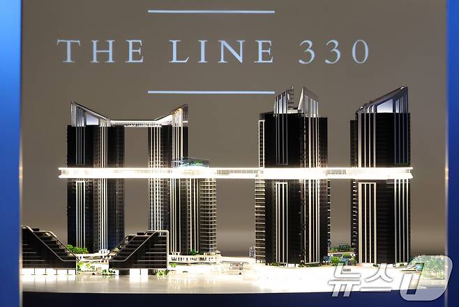 용산 정비창 전면1구역 시공자 선정을 약 2주 앞두고 수주경쟁이 치열한 양상을 띠고 있는 9일 서울 용산구 베르가모에 위치한 HDC 현대산업개발 홍보관에 복합 주거지역단지 모형이 전시돼 있다. 2025.6.9/뉴스1 ⓒ News1 이동해 기자