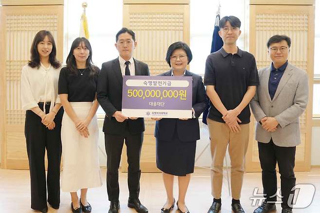 지난달 29일 진행된 기부식에서 문시연 숙명여대 총장(왼쪽에서 네 번째) 등 관계자들이 기념 촬영을 하고 있다. /사진제공 = 대웅재단