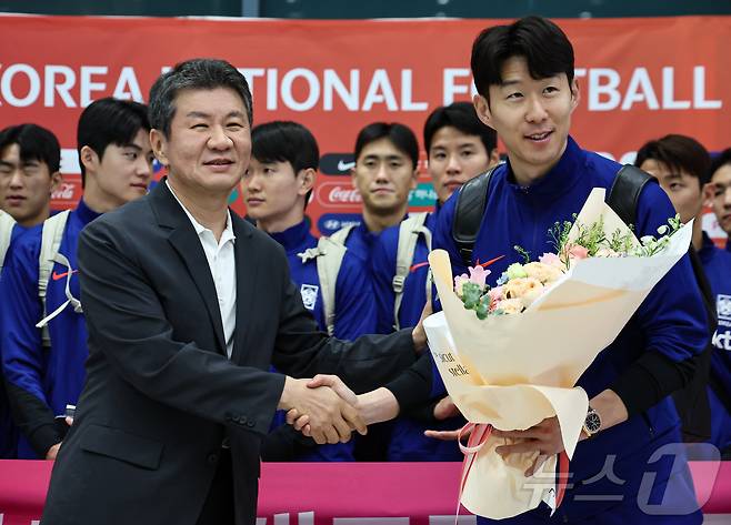 본선 진출 확정 후 귀국해 축하를 받는 손흥민(오른쪽) 2025.6.6/뉴스1 ⓒ News1 김도우 기자