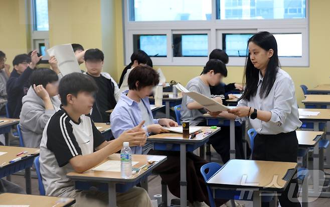 재수생들이 2026학년도 대학수학능력시험 6월 평가원 모의고사 시행일인 4일 오전 서울 양천구 종로학원 고사실에서 시험지를 배부받고 있다. (공동취재) 2025.6.4/뉴스1 ⓒ News1 이승배 기자